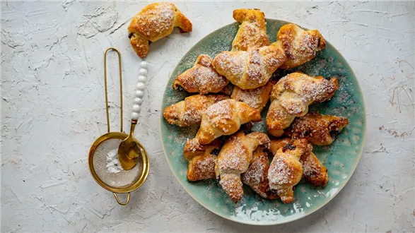 Rogaliki twarogowe z powidłami